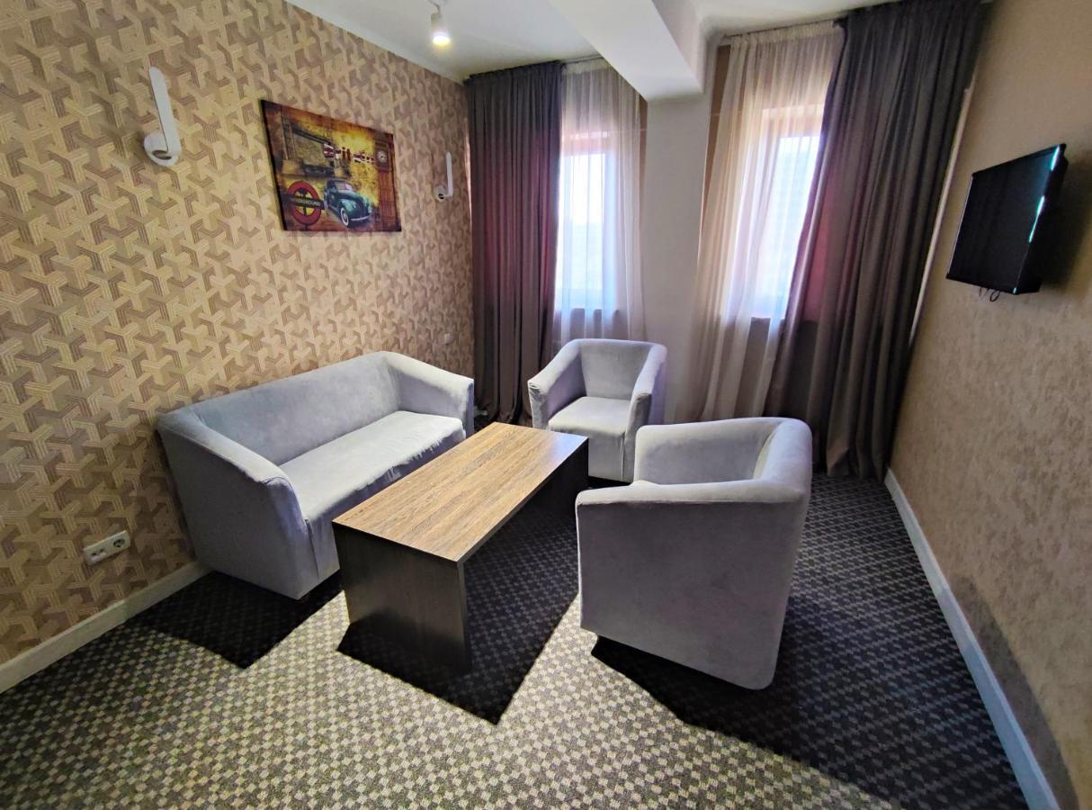 Golden Palace Hotel Almati Kültér fotó