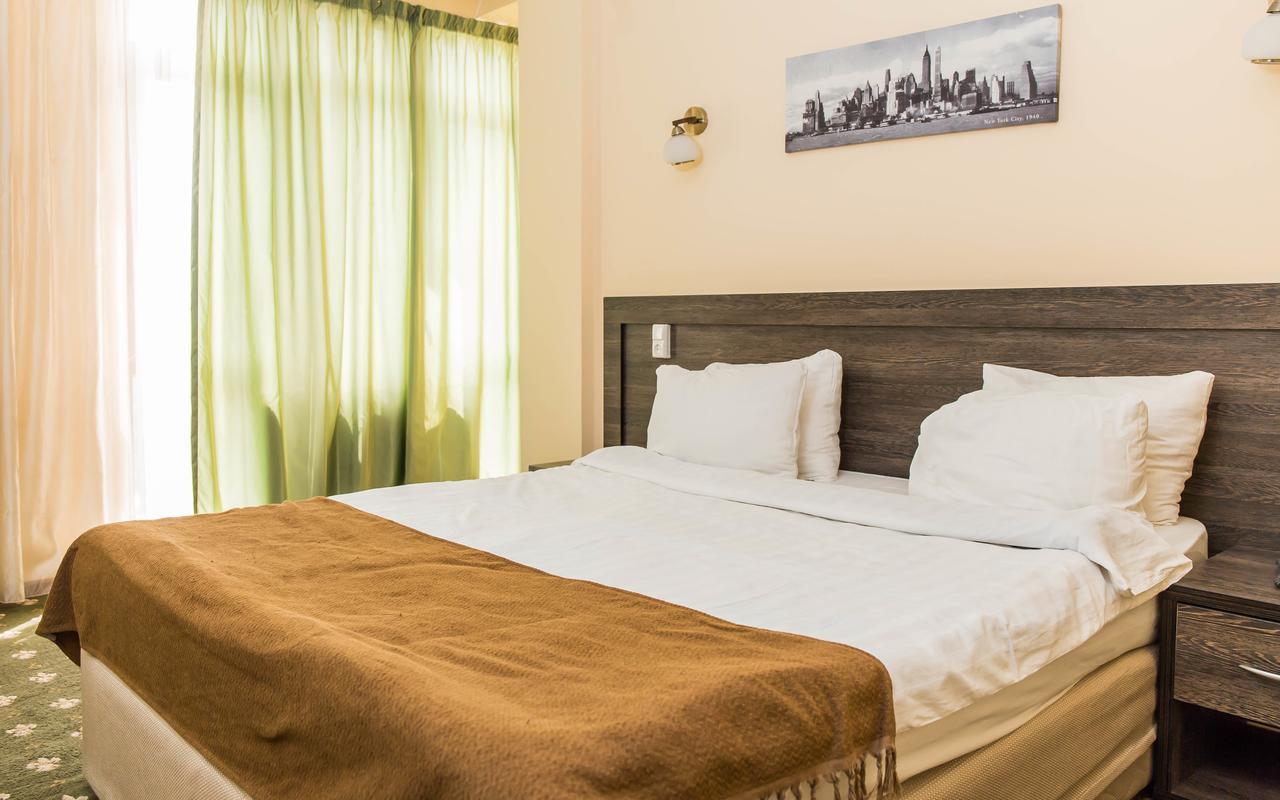 Golden Palace Hotel Almati Kültér fotó