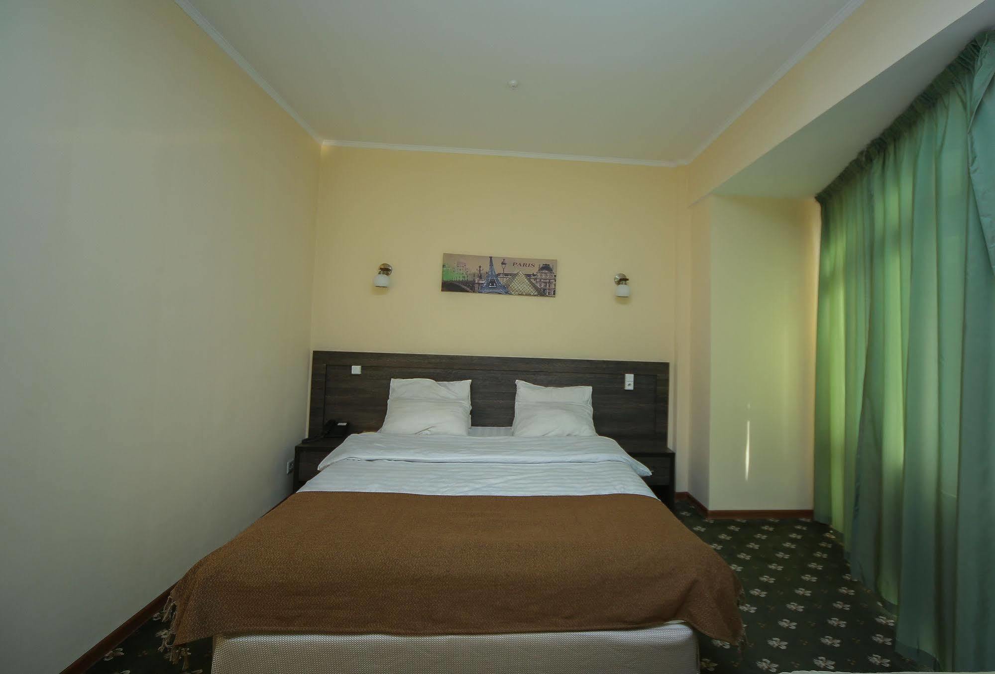 Golden Palace Hotel Almati Kültér fotó