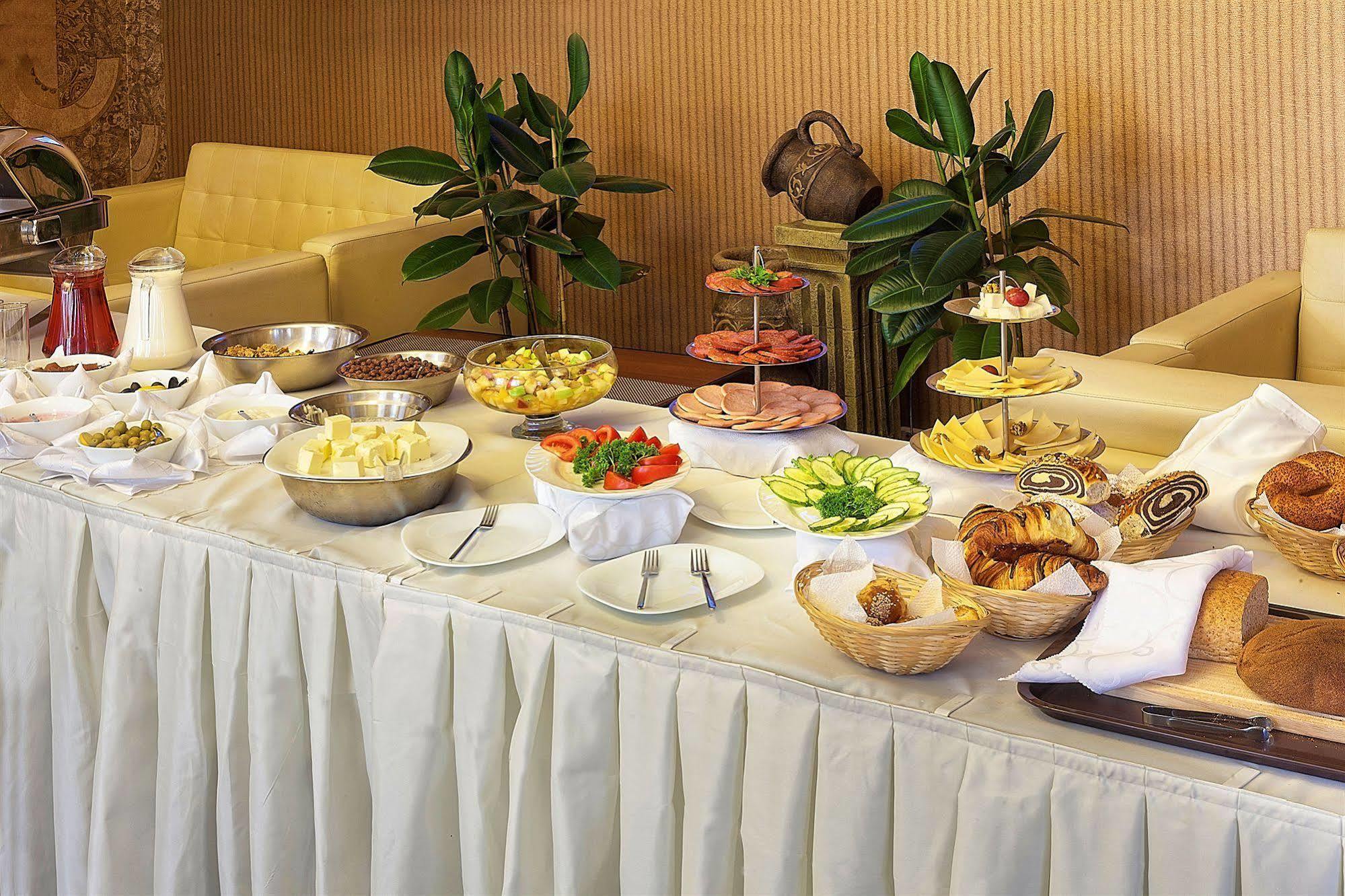 Golden Palace Hotel Almati Kültér fotó