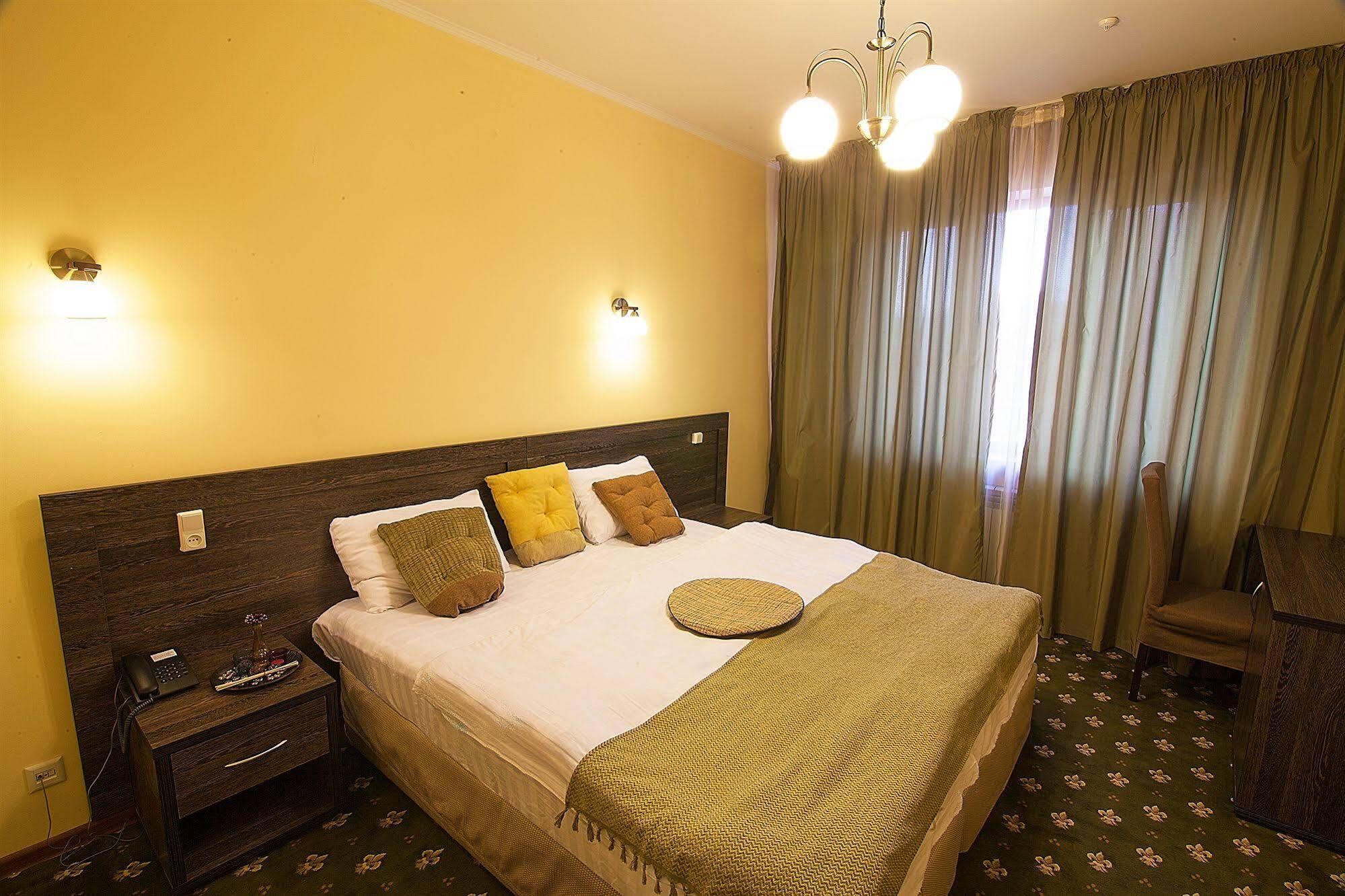 Golden Palace Hotel Almati Kültér fotó