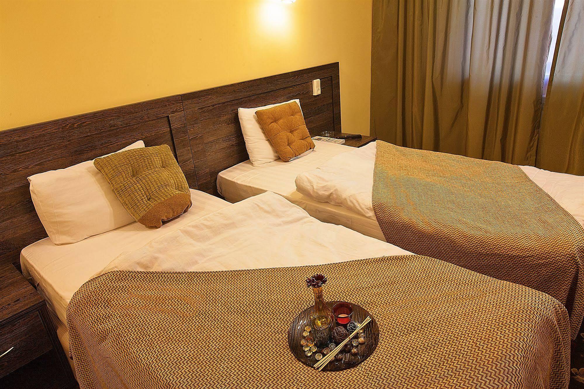 Golden Palace Hotel Almati Kültér fotó